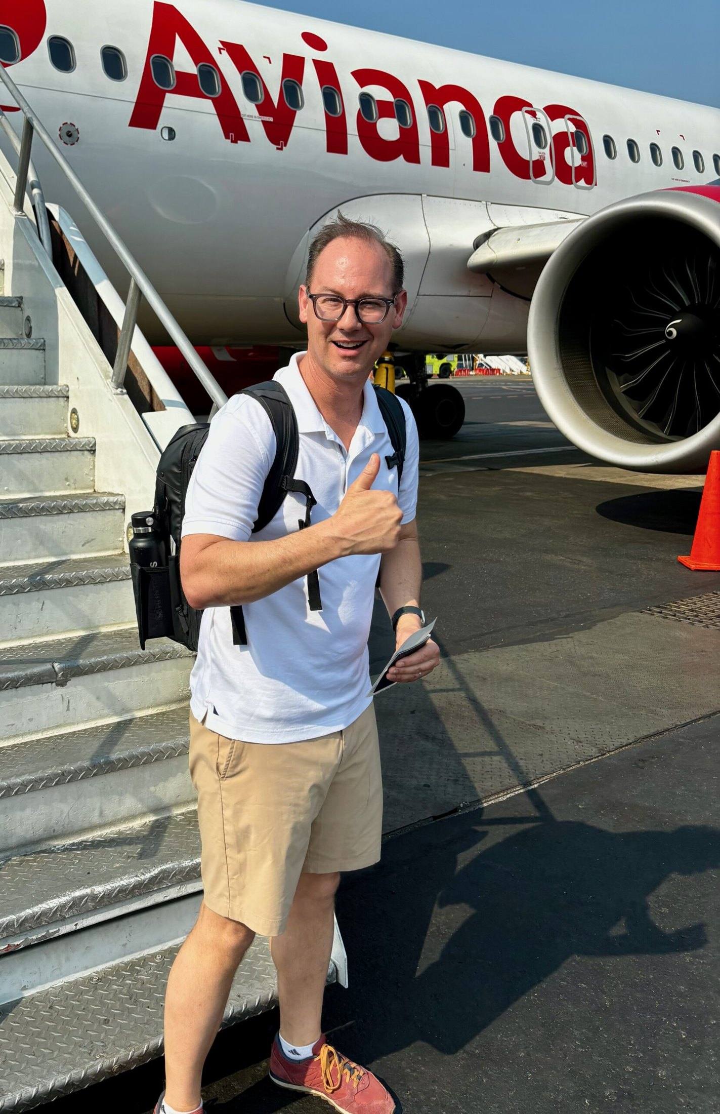 Travis Woods giving a thumbs up while boarding an Avianca flight